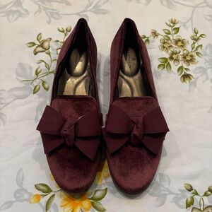 Bandolino Size 7 Velvet Bow Loafers